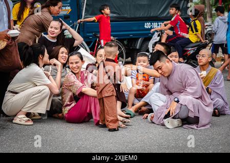 Peuple vietnamien, famille ayant leurs repas assis sur le sol ensemble dans le nord du Vietnam. Cuisine vietnamienne locale dans la rue de Danang-mai 21,20 Banque D'Images