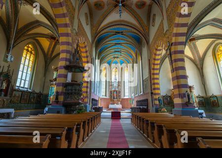 À l'intérieur de l'église Saint-Barthélemy à Lužná. Lužná est une municipalité et un village du district de Rakovník dans la région de Bohême centrale de la République tchèque Banque D'Images