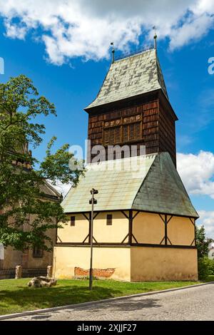 Le beffroi en bois à côté de l'église de Lužná est une municipalité et un village dans le district de Rakovník dans la région de Bohême centrale de la Banque D'Images