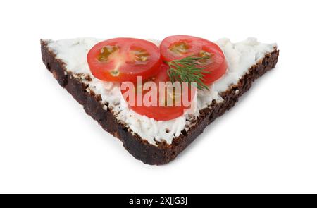 Délicieuse bruschetta avec ricotta fraîche (fromage à la crème), tomate et aneth isolé sur blanc Banque D'Images