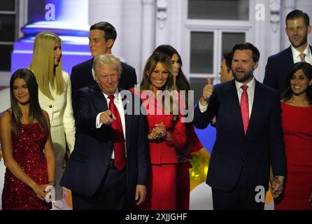 Milwaukee, États-Unis. 18 juillet 2024. Geste de l'ancien président américain Donald Trump (2e l, front) et du candidat républicain à la vice-présidence J.D. Vance (R, front) lors de la Convention nationale républicaine à Milwaukee, Wisconsin, États-Unis, le 18 juillet 2024. Trump a officiellement accepté la nomination présidentielle du GOP jeudi soir lors de la Convention nationale républicaine qui se tient à Milwaukee. Crédit : Wu Xiaoling/Xinhua/Alamy Live News Banque D'Images