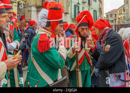 Ivrea, Italie - 19 février 2023: Les participants célèbrent, dans le cadre du carnaval historique d'Ivrea, Piémont, Italie du Nord Banque D'Images