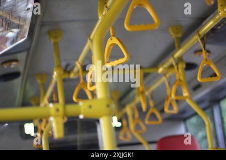 Intérieur du bus Transjakarta à Jakarta, Indonésie Banque D'Images