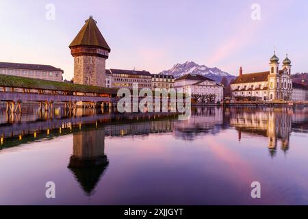 Vue au lever du soleil sur le pont de la Chapelle, l'église jésuite St Francis Cavier, et la rivière Reuss, à Lucerne (Lucerne), Suisse Banque D'Images