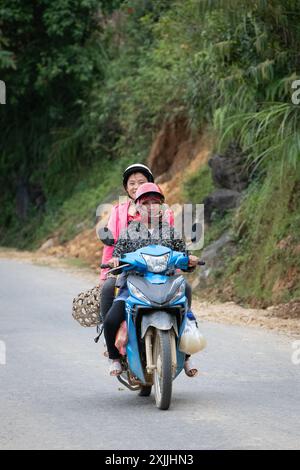 Deux femmes à moto dans la province de Lao Cai, au nord du Vietnam Banque D'Images