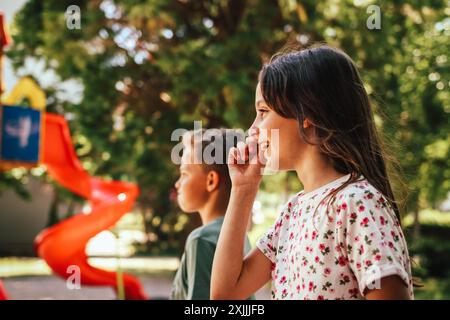 Enfants joyeux et heureux sur terrain de jeux Banque D'Images