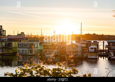 Le soleil se couche sur le Fisherman's Wharf coloré au bord de la baie James. Banque D'Images