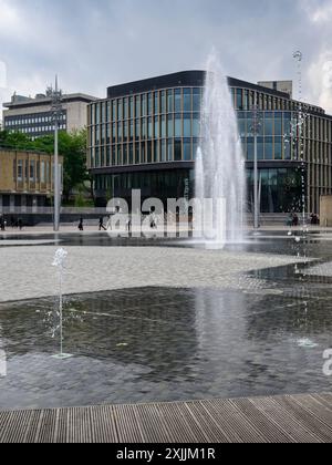 Bradford City Park zone piétonne (grand étang peu profond et fontaines, bureaux modernes, locaux commerciaux, gens marchant) - West Yorkshire, Angleterre, Royaume-Uni. Banque D'Images