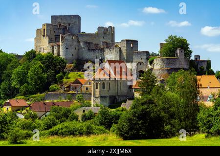 Le château de Rabi, est un château en ruines dans la région de Plzeň en République tchèque. C'est le plus grand château (en termes de superficie) du pays. Rabí est situé Banque D'Images