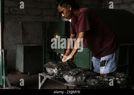 Homme dans un atelier de soufflage de verre. Banque D'Images