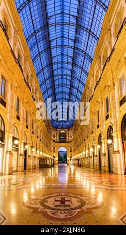 Galleria Vittorio Emanuele II avec toit en verre au crépuscule, Milan, Italie Banque D'Images