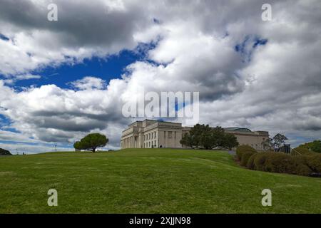 Le musée Mémorial de la guerre d'Auckland, en Nouvelle-Zélande, est un bâtiment néoclassique sur Observatory Hill, les vestiges d'un volcan endormi près du quartier des affaires d'Auckland Banque D'Images