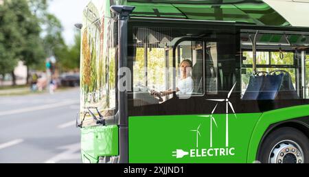 Jeune femme adulte conduit un bus électrique vert en ville. Banque D'Images