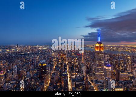 Vue aérienne de l'Empire State Building et du centre-ville de Manhattan au crépuscule, New York City. Cette vue imprenable capture le gratte-ciel emblématique au milieu de Banque D'Images