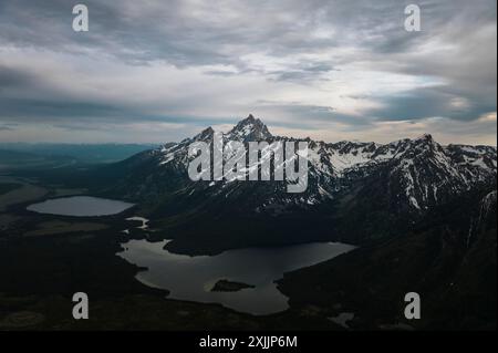 Une large vue aérienne de la chaîne de montagnes Teton. Banque D'Images
