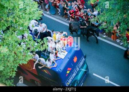 Madrid, Espagne ; 15 juillet 2024 : les fans espagnols célèbrent à Madrid le titre de vainqueurs de l'UEFA Euro 2024. Bus avec équipe de football espagnole et coupe Banque D'Images