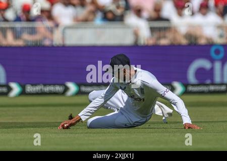 Shoaib Bashir d'Angleterre fait le ballon lors du deuxième jour de Rothesay test match Angleterre - Antilles à Trent Bridge, Nottingham, Royaume-Uni, 19 juillet 2024 (photo par Mark Cosgrove/News images) Banque D'Images