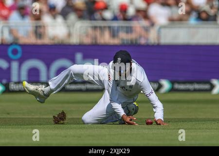 Shoaib Bashir d'Angleterre fait le ballon lors du deuxième jour de Rothesay test match Angleterre - Antilles à Trent Bridge, Nottingham, Royaume-Uni, 19 juillet 2024 (photo par Mark Cosgrove/News images) Banque D'Images