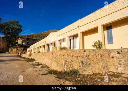 Galatzo refuge, chemin de pierre sèche, GR221, Calvia, zone naturelle de la Serra de Tramuntana., Majorque, Îles Baléares, Espagne. Banque D'Images