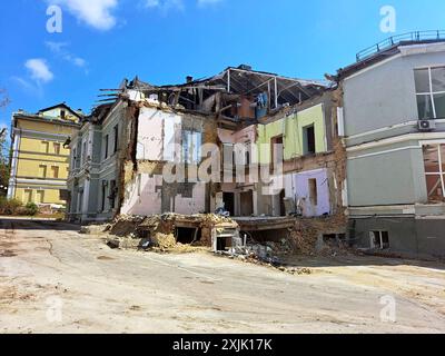 Kiew, Ukraine. 19 juillet 2024. Vue du terrain d'un hôpital après un tir de roquette. Le site est visité par l'ambassadeur allemand Martin Jäger (non illustré). Suite à la frappe de missiles russes sur la capitale ukrainienne Kiev, l'Allemagne a fourni une aide d'urgence supplémentaire de quatre millions d'euros pour l'hôpital pour enfants endommagé, entre autres choses. Crédit : Andreas Stein/dpa/Alamy Live News Banque D'Images