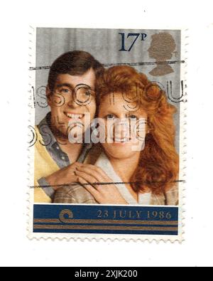 Timbre-poste de famille royale vintage du Royaume-Uni représentant un portrait du prince Andrew et de Lady Sarah Ferguson sur un fond blanc. Banque D'Images