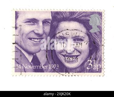 Timbre-poste de famille royale vintage du Royaume-Uni représentant un portrait de la princesse Anne et du capitaine Mark Phillips sur fond blanc. Banque D'Images