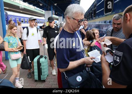 KIEV, UKRAINE - 18 JUILLET 2024 - entraîneur mérité de l'Ukraine Hennadii Sartynskyi (C) monte dans le train alors que l'équipe ukrainienne de gymnastique artistique part pour les Jeux Olympiques d'été de Paris 2024, Kiev, capitale de l'Ukraine. Banque D'Images