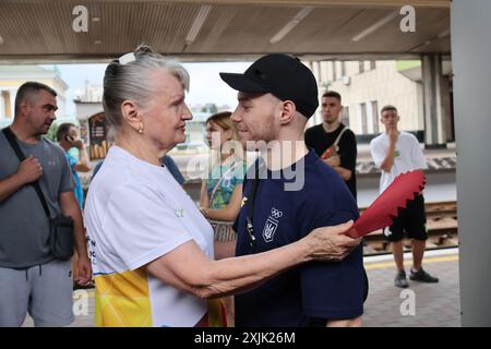 KIEV, UKRAINE - 18 JUILLET 2024 - L'athlète Oleh Vierniaiev (R) fait ses adieux à l'équipe ukrainienne de gymnastique artistique qui part pour les Jeux Olympiques d'été de Paris 2024, Kiev, capitale de l'Ukraine. Banque D'Images