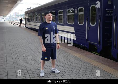 KIEV, UKRAINE - 18 JUILLET 2024 - L'athlète Oleh Vierniaiev se tient sur le quai de la gare de Kiev-Pasazhyrskyi alors que l'équipe ukrainienne de gymnastique artistique part pour les Jeux Olympiques d'été de Paris 2024, Kiev, capitale de l'Ukraine. Banque D'Images