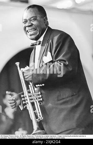 Louis Armstrong. Trompettiste et chanteur américain. Né le 4 août 1901 - 7 juillet 1971. Surnommé Satchmo, Satch et Pops, il est parmi les figures les plus influentes du jazz. Photographié lors d'une représentation sur scène en Suède dans les années 1950 Banque D'Images