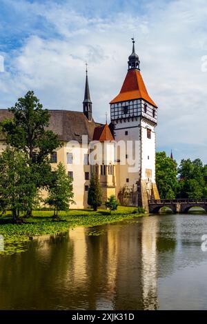 Vue latérale du château d'eau de Blatná, Bohême du Sud, République tchèque. Château d'eau Blatná est un beau château entouré d'un parc incroyable et Lomnice riv Banque D'Images