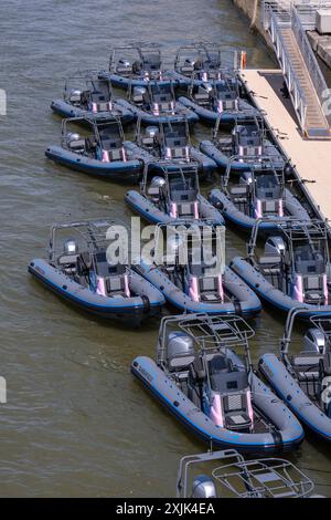 Paris, France. 17 juillet 2024. Quelques-uns des petits bateaux qui transporteront athlètes et techniciens pendant sur la Seine, pour la cérémonie d’ouverture des Jeux Olympiques, à Paris, France, comme vu le 17 juillet 2024. Photo de Ammar Abd Rabbo/ABACAPRESS. COM Credit : Abaca Press/Alamy Live News Banque D'Images