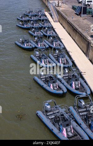 Paris, France. 17 juillet 2024. Quelques-uns des petits bateaux qui transporteront athlètes et techniciens pendant sur la Seine, pour la cérémonie d’ouverture des Jeux Olympiques, à Paris, France, comme vu le 17 juillet 2024. Photo de Ammar Abd Rabbo/ABACAPRESS. COM Credit : Abaca Press/Alamy Live News Banque D'Images