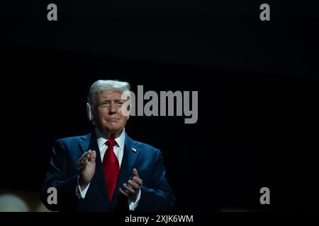 Milwaukee, États-Unis. 18 juillet 2024. L’ancien président américain Donald J Trump prend la parole à la Convention nationale républicaine à Milwaukee, WI, États-Unis lors du Forum Fiserv le jeudi 18 juillet 2024. Lundi soir était la première apparition de Trump depuis un rassemblement en Pennsylvanie, où il a été blessé par une balle présumée qui lui rasait l'oreille. Trump a raconté l’histoire dans son discours, et a également parlé de Biden, de l’immigration et d’autres sujets. Photo Annabelle Gordon/CNP/ABACAPRESS. COM Credit : Abaca Press/Alamy Live News Banque D'Images