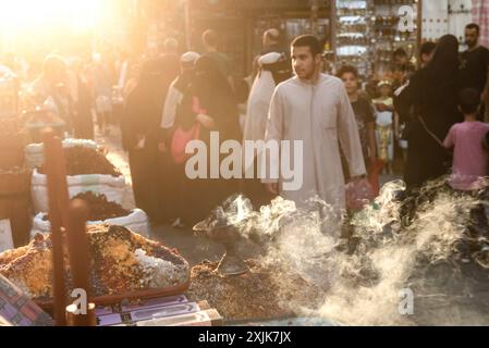 Le Caire, Égypte. 02 juillet 2024. Fumée provenant de la combustion d'encens dans un marché animé dans le quartier islamique historique du Caire. Crédit : SOPA images Limited/Alamy Live News Banque D'Images