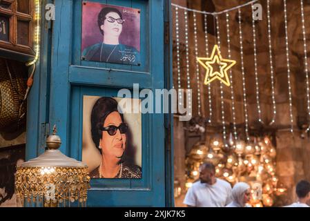 Le Caire, Égypte. 02 juillet 2024. Des portraits d'Umm Kulthum sont exposés dans un café du Caire, une chanteuse égyptienne, auteur-compositeur et actrice de cinéma connue sous le nom de la voix de l'Egypte, une icône nationale populaire dans tout le moyen-Orient. Crédit : SOPA images Limited/Alamy Live News Banque D'Images