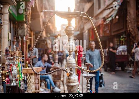Le Caire, Égypte. 02 juillet 2024. Une pipe à eau shisha vue sur l'exposition dans le quartier animé de Khan El Khalili Bazaar du Caire islamique. Crédit : SOPA images Limited/Alamy Live News Banque D'Images