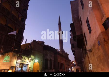 Le Caire, Égypte. 02 juillet 2024. Les rues du Caire islamique la nuit, les magasins d'antiquités et les minarets de mosquée dans le quartier Khan El Khalili Bazaar de l'ancienne capitale de l'Egypte. Crédit : SOPA images Limited/Alamy Live News Banque D'Images