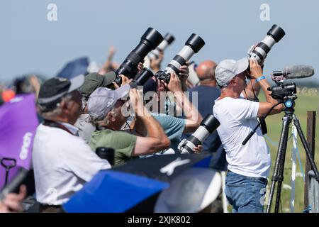 Des photographes prennent des photos lors du Royal International Air Tattoo 2024 à la RAF Fairford, Cirencester, Royaume-Uni, le 19 juillet 2024 (photo de Cody Froggatt/News images) Banque D'Images