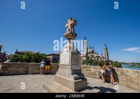 Monumento a otros héroes de los Sitios, Ricardo Magdalena, 1908, Puente de Piedra sobre el rio Ebro y Basílica de Nuestra Señora del Pilar, Saragosse, Banque D'Images