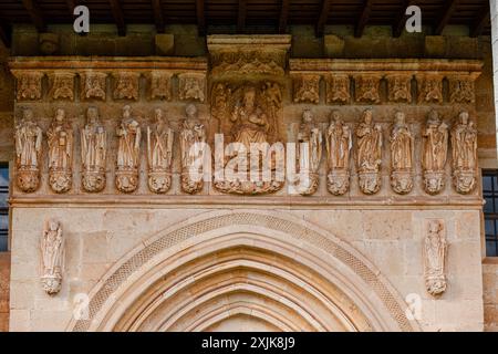 Frises sculpturales gothiques, Christ en majesté entouré par les Tetramorphe et flanqué par les douze apôtres, Pisón de Castrejón, Palencia, Espagne Banque D'Images