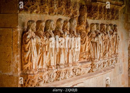 Frises sculpturales gothiques, Christ en majesté entouré par les Tetramorphe et flanqué par les douze apôtres, Pisón de Castrejón, Palencia, Espagne Banque D'Images