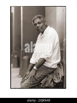 Une photo posée du batteur de jazz et éducateur Billy Hart. Tourné à l'extérieur sur le côté ouest de Lower manhattan en 1983. Une sortie d'un tournage de couverture pour le LP Oshumare. Banque D'Images