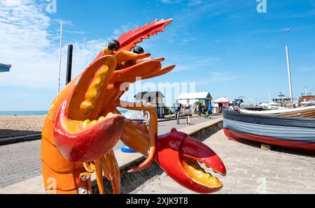 Brighton UK 19 juillet 2024 - les foules et les coquillages en plastique géants profitent du soleil chaud sur le front de mer de Brighton avec des températures prévues pour atteindre 30 degrés dans certaines parties du Sud-est : crédit Simon Dack / Alamy Live News Banque D'Images