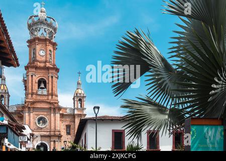 Puerto Vallarta, Mexique - 27 mars 2019 : emblématique église notre-Dame de Guadalupe au milieu de l'architecture locale. Banque D'Images