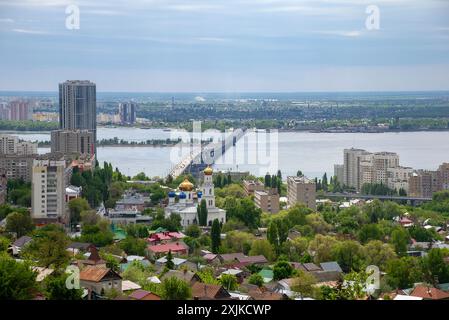 SARATOV, RUSSIE - 03 MAI 2024 : Pont sur la Volga entre les villes satellites de Saratov et Engels, Russie Banque D'Images