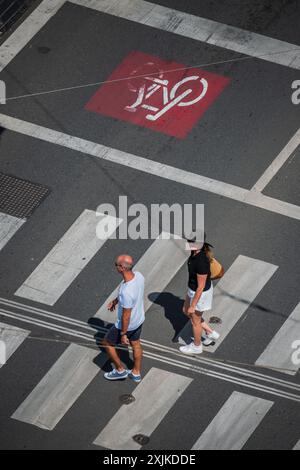 Piétons traversant la rue, vue d'en haut, Prague, République tchèque Banque D'Images