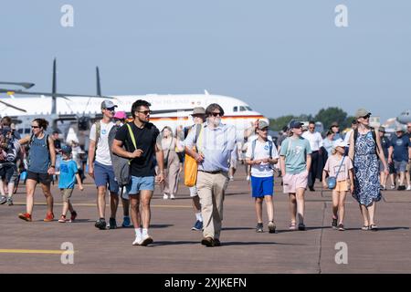 Cirencester, Royaume-Uni. 19 juillet 2024. Des foules excitées arrivent sur le terrain d’exposition avant le Royal International Air Tattoo 2024 à la RAF Fairford, Cirencester, Royaume-Uni, le 19 juillet 2024 (photo de Cody Froggatt/News images) à Cirencester, Royaume-Uni, le 19/07/2024. (Photo de Cody Froggatt/News images/Sipa USA) crédit : Sipa USA/Alamy Live News Banque D'Images