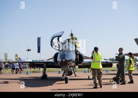 Cirencester, Royaume-Uni. 19 juillet 2024. Un cadet de l'Air pose pour une photo avec un Hawk T2 de la Royal Air Force lors du Royal International Air Tattoo 2024 à la RAF Fairford, Cirencester, Royaume-Uni, le 19 juillet 2024 (photo par Cody Froggatt/News images) à Cirencester, Royaume-Uni le 19/07/2024. (Photo de Cody Froggatt/News images/Sipa USA) crédit : Sipa USA/Alamy Live News Banque D'Images