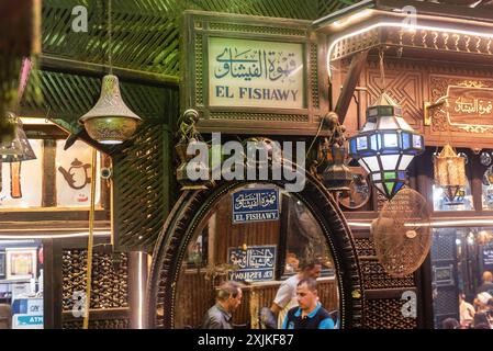 Le Caire, Égypte. 02 juillet 2024. L'un des nombreux miroirs arabesques à l'intérieur du café El Fishawy dans le bazar Khan El Khalili, au Caire, populaire auprès des artistes et intellectuels égyptiens. (Photo de John Wreford/SOPA images/SIPA USA) crédit : SIPA USA/Alamy Live News Banque D'Images